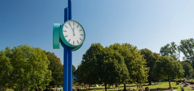 Eine große Uhr im Freibad