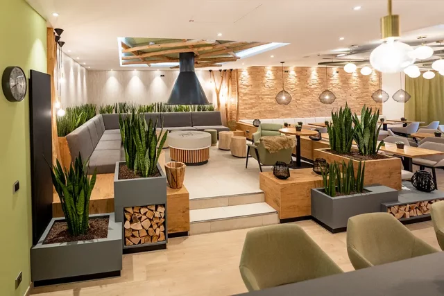 Überblick über die gesamte Kaminlounge im Aggua Troisdorf
