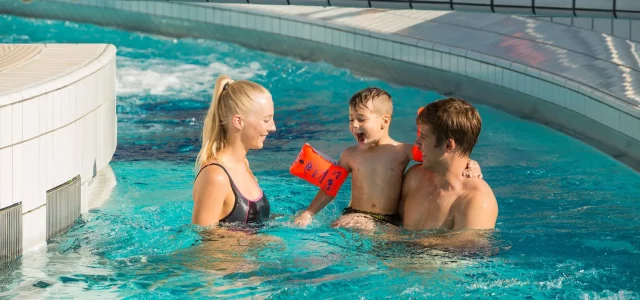 Eine Familie mit Kind im AGGUA Erlebnisbad