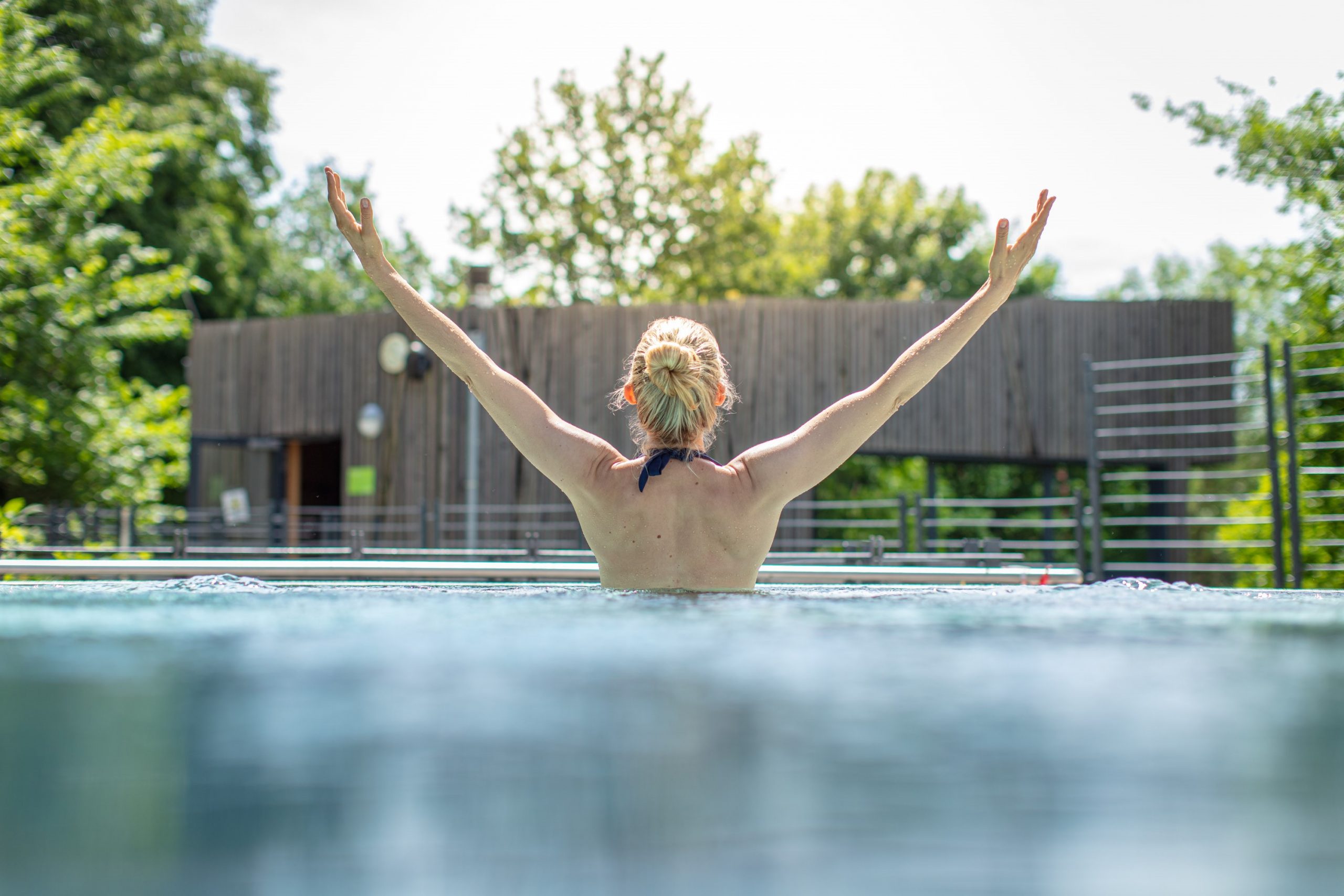 Frau von hinten im Pool