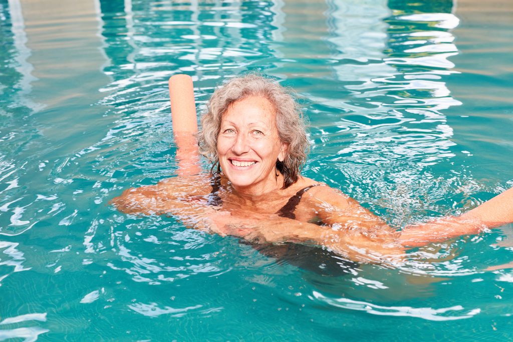 Frau im Schwimmbecken