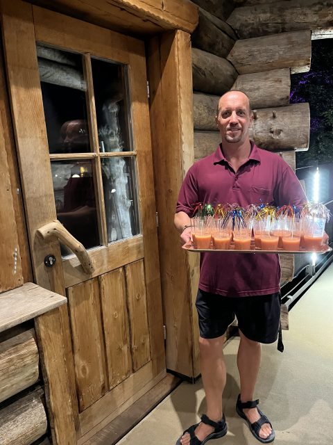 Mann mit Getränketablett neben der Sauna vom AGGUA