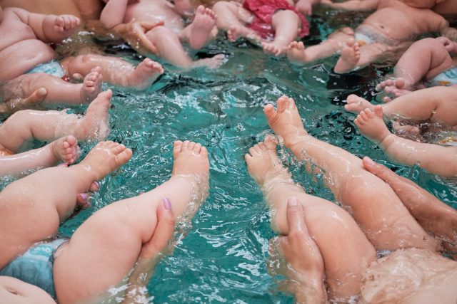 Viele Kleinkinder im Schwimmbecken