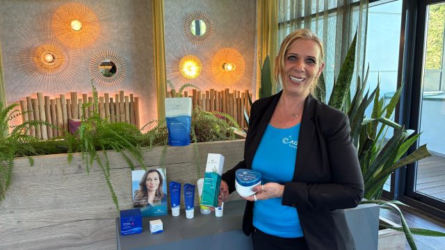 Biomaris Produkte werden in der Hand gehalten von einer Frau