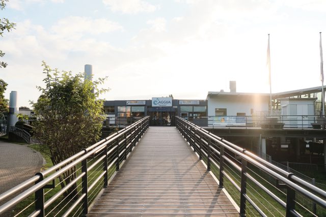 Der Steg zum AGGUA bei Sonnenuntergang