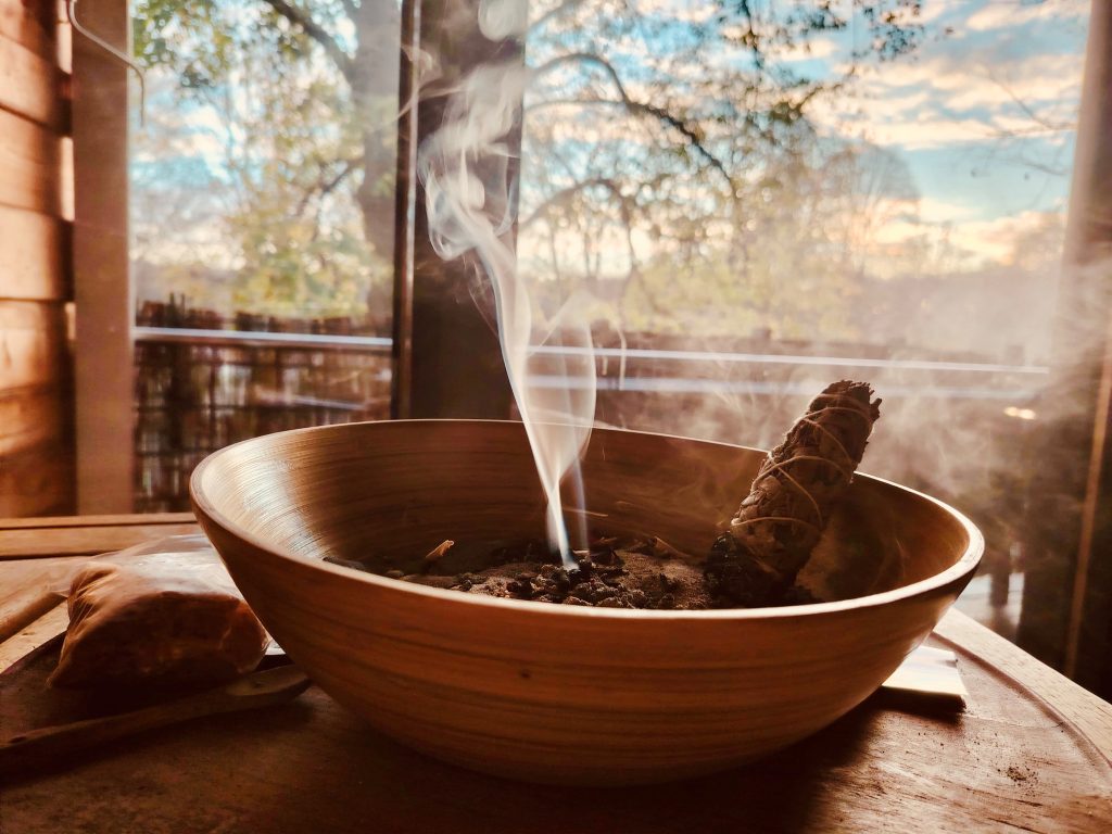 eine Schale mit Räucherstäbchen in der Sauna